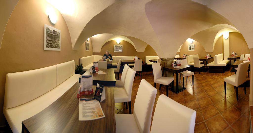 Fontana Pizzeria - Pension Чешка Будьовица Екстериор снимка