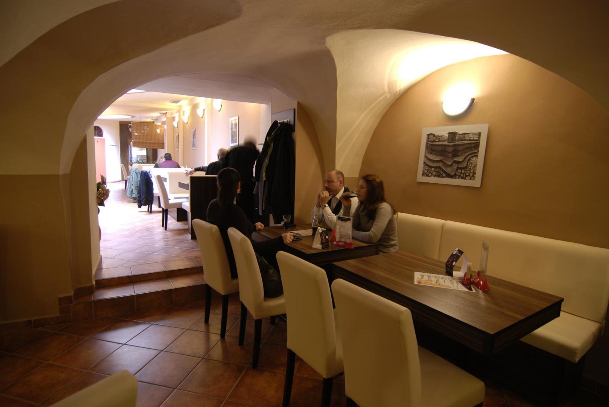 Fontana Pizzeria - Pension Чешка Будьовица Екстериор снимка
